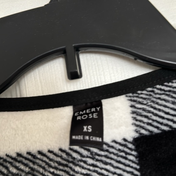 Open front wrap black and white sweater - Picture 2 of 2